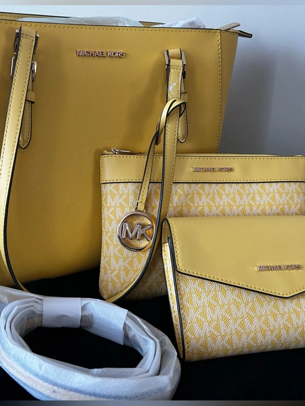 FOR UR SPRING/ SUMMER BAG COLLECTION: MK Daisy 3-Pcs Tote, Crossbody/Wristlet - Picture 12 of 15